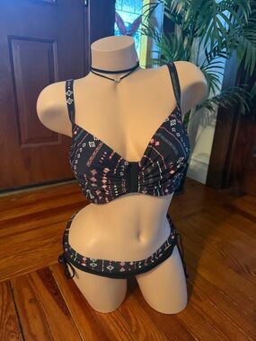 Black geometric print bikini top & bottom